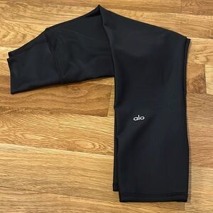 {Women’s } Alo Yoga airlift legging capri pants